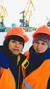Элеонора Задорина сменила курсантскую одежду не производственную (слева)