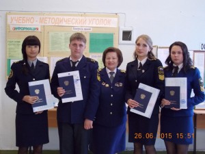 Элеонора Задорина получила диплом (первая слева).