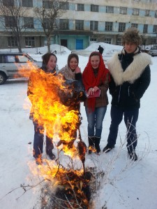 Сожжение символичного чучела Зимушки-Зимы сопровождалось шутками