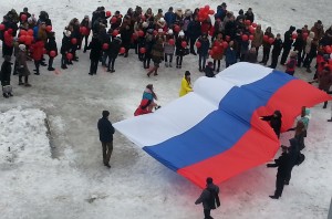 Российский триколор на городской площади Холмска