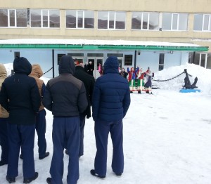 На плац курсанты вышли без форменных кителей