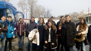 Школьники на плацу Сахалинского высшего морского училища